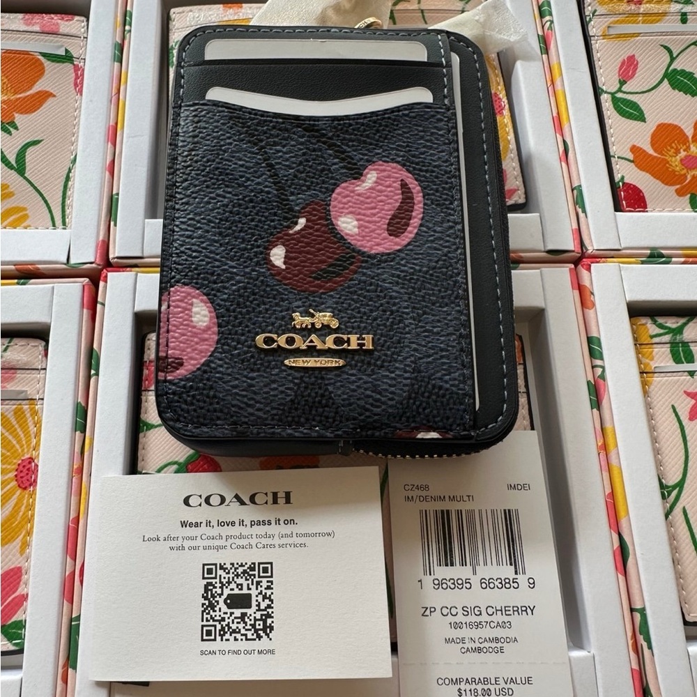 ❤️❤️❤️NEW Coach zip card case with cherry print/Gold hardware ❤️❤️❤️ - Picture 3 of 12